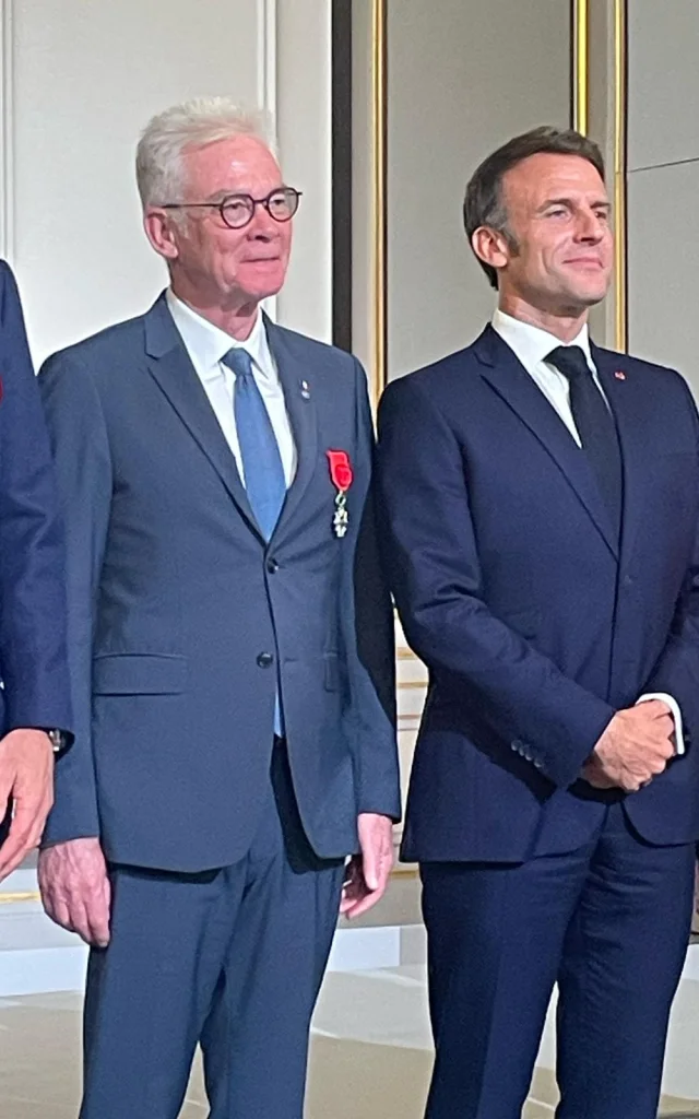 Emmanuel Macron remet les insignes d’Officier dans l’ordre national de la Légion d’honneur à Jean-Marc Peillex