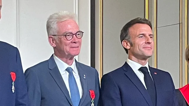 Emmanuel Macron remet les insignes d’Officier dans l’ordre national de la Légion d’honneur à Jean-Marc Peillex