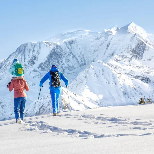 Randonnée en raquette face au Mont-Blanc