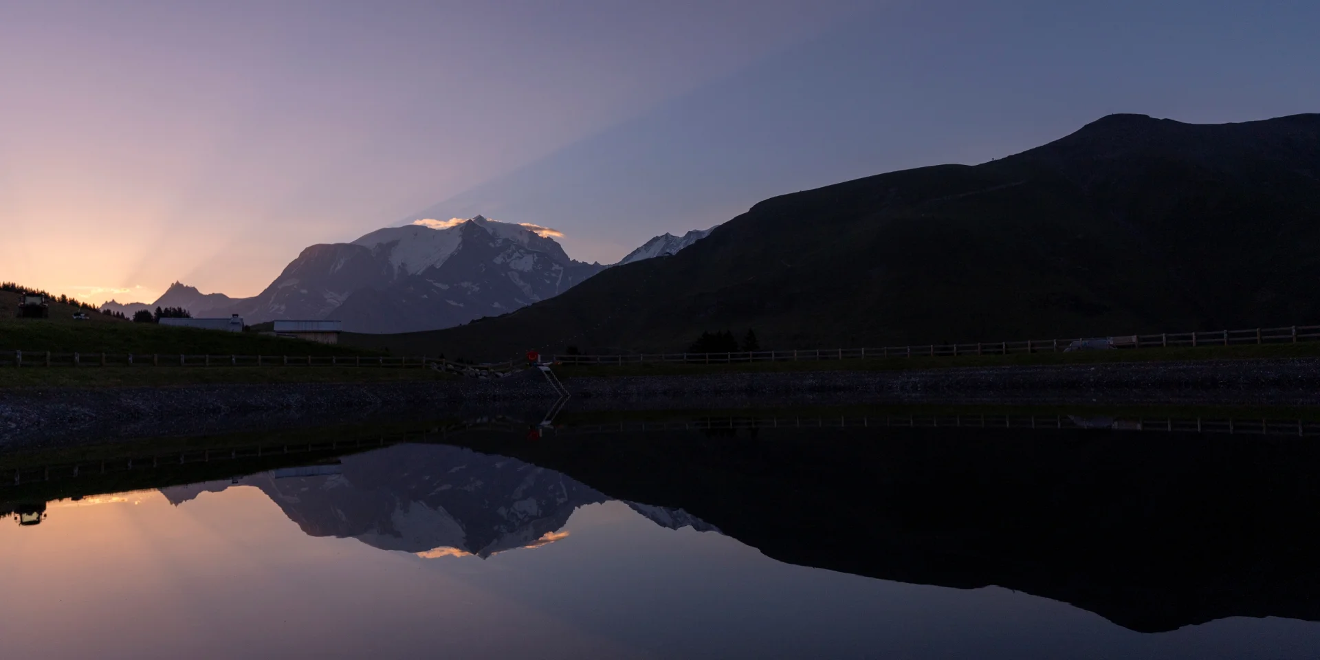 Lever de soleil sur le Mont-Blanc, vu depuis le Lac de Joux
