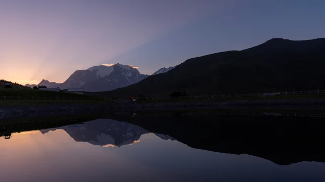 Lever de soleil sur le Mont-Blanc, vu depuis le Lac de Joux
