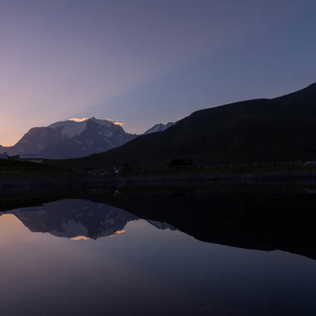 Lever de soleil sur le Mont-Blanc, vu depuis le Lac de Joux
