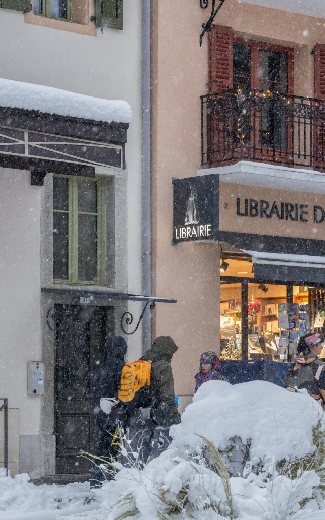 Les commerces de Saint-Gervais sous la neige