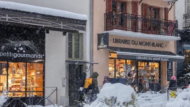 Les commerces de Saint-Gervais sous la neige