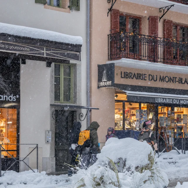 Les commerces de Saint-Gervais sous la neige