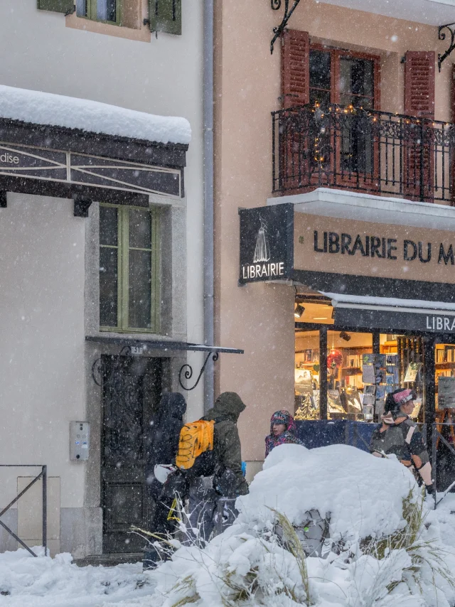 Les commerces de Saint-Gervais sous la neige