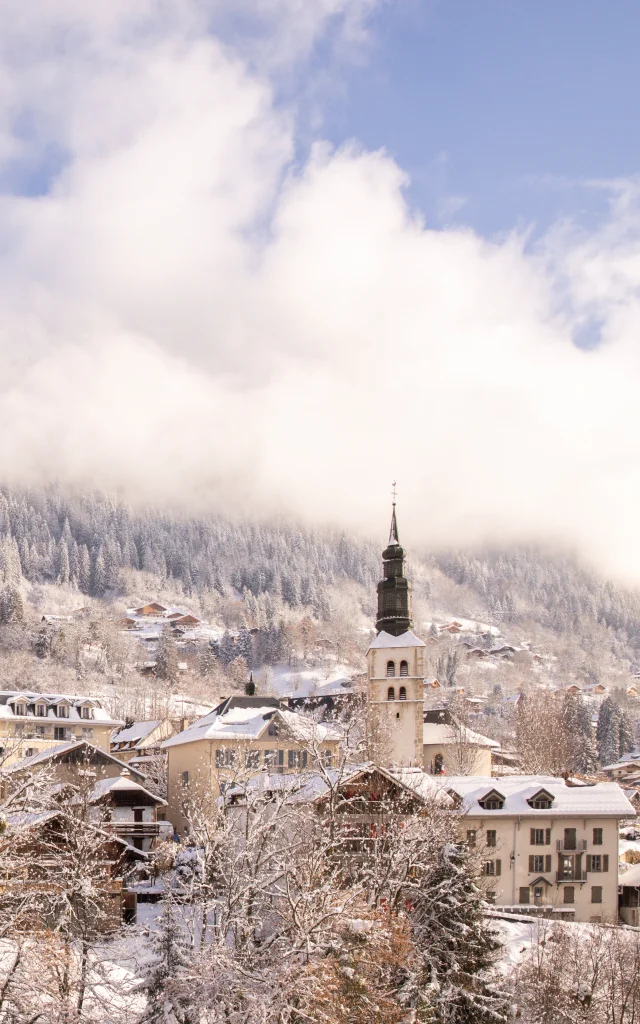 Village de Saint-Gervais sous la neige en hiver
