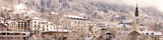 Village de Saint-Gervais sous la neige en hiver