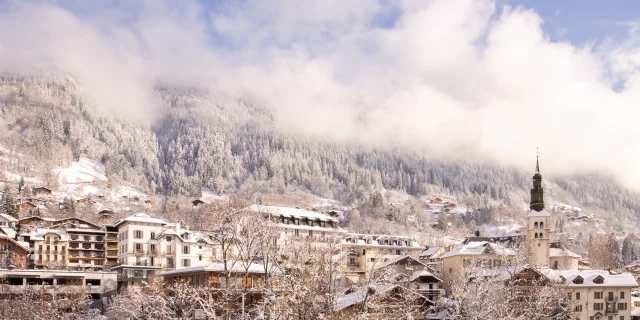 Village de Saint-Gervais sous la neige en hiver
