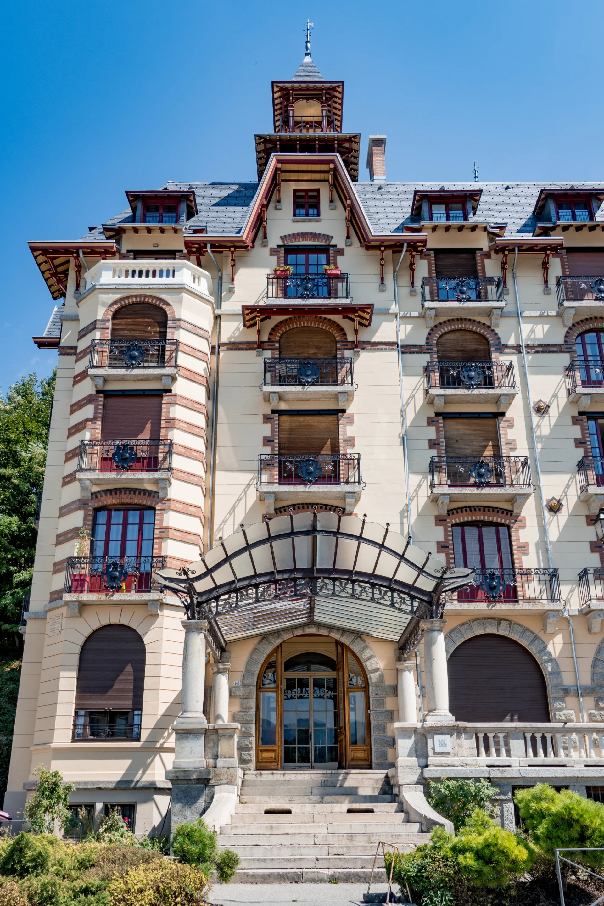 La façade de l'ancien hotel du Mont Joly à Saint-Gervais
