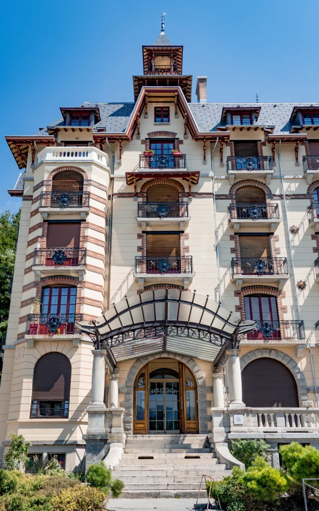 La façade de l'ancien hotel du Mont Joly à Saint-Gervais
