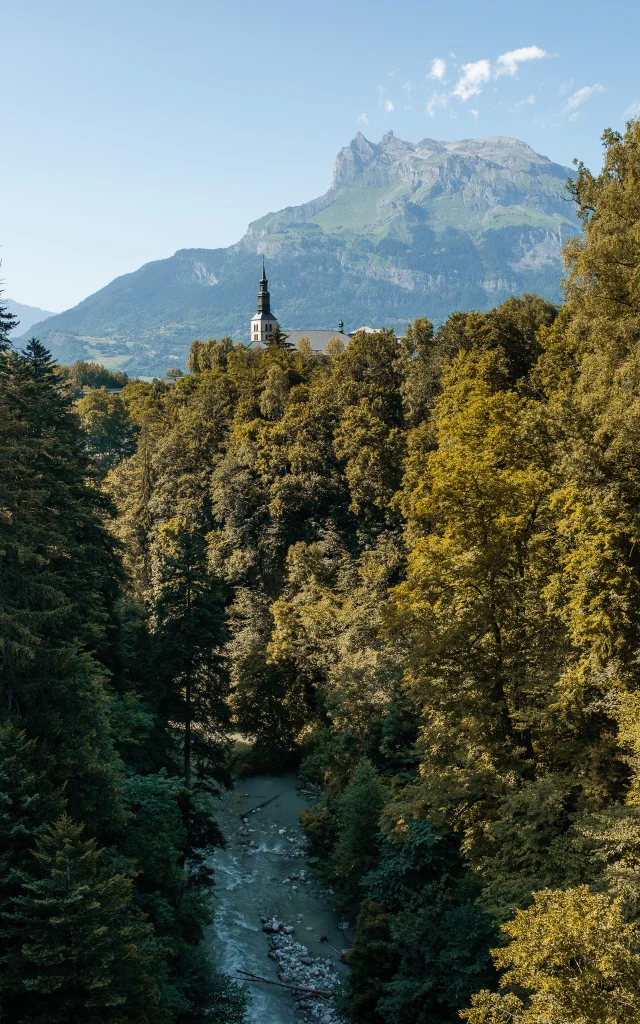 L'église de Saint-Gervais sous l'automne