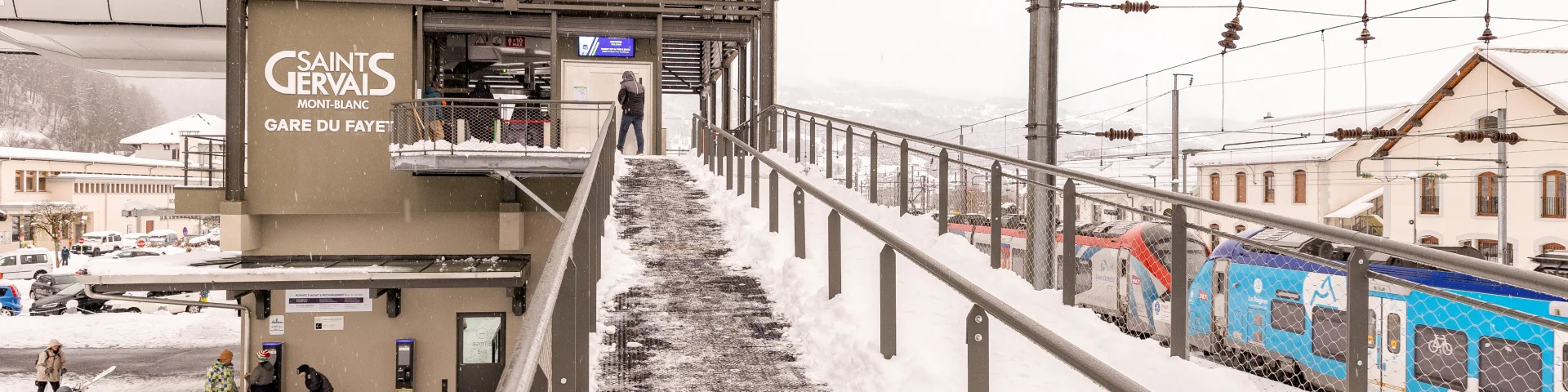 Le valléen, à proximité directe de la gare SNCF du Fayet