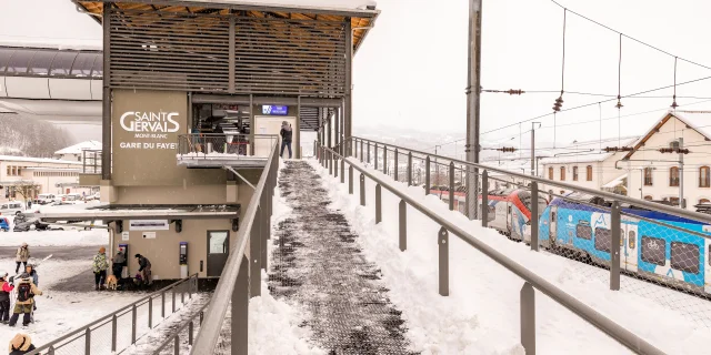 Le valléen, à proximité directe de la gare SNCF du Fayet