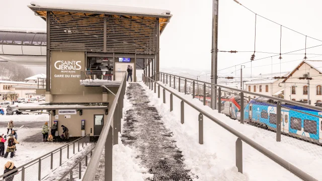 Le valléen, à proximité directe de la gare SNCF du Fayet