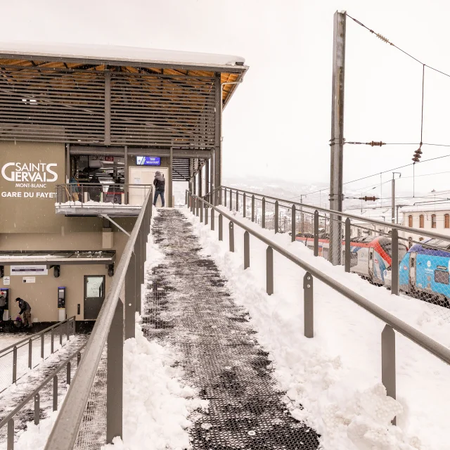 Le valléen, à proximité directe de la gare SNCF du Fayet