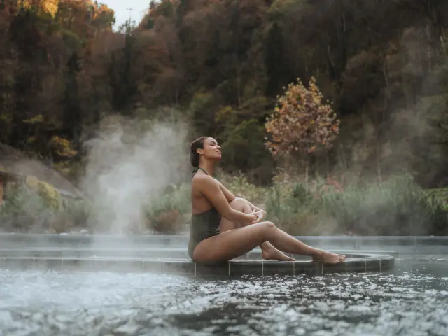 Une femme profitant de la nature et des sources thermales