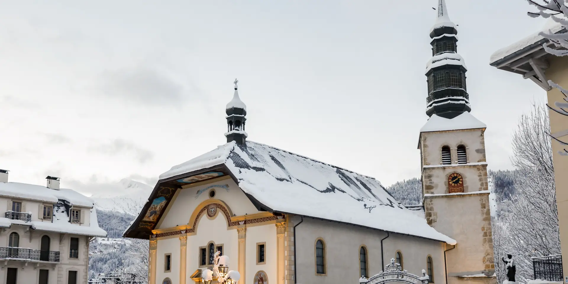 L'église du village de Saint-gervais Mont-Blanc sous la neige