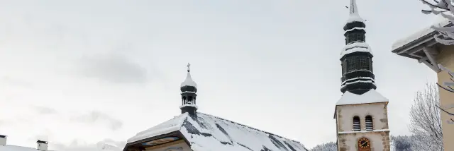 L'église du village de Saint-gervais Mont-Blanc sous la neige
