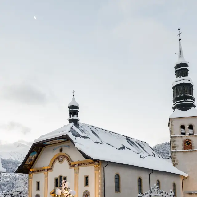 L'église du village de Saint-gervais Mont-Blanc sous la neige