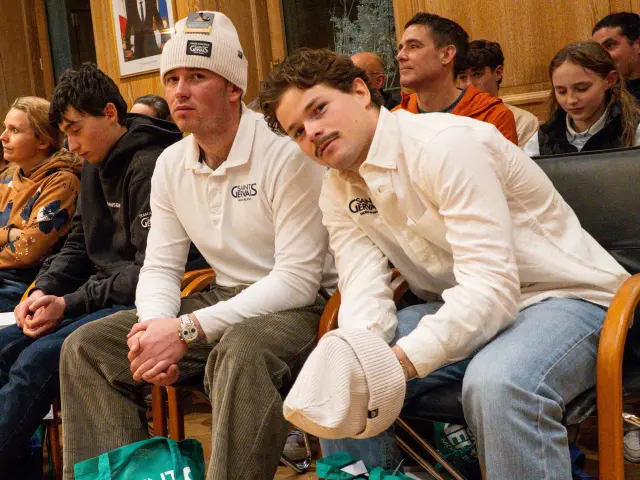 Signature des contrats avec monsieur le maire