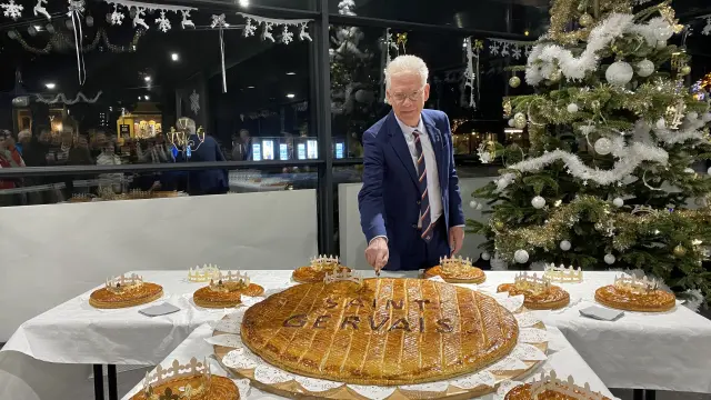 Le maire qui coupe la galette des rois