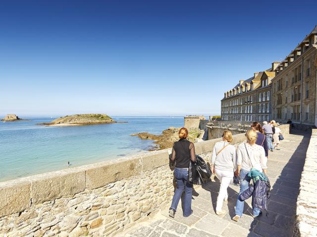 Promenade Sur Les Remparts St Malo Alexandre Lamoureux 12121