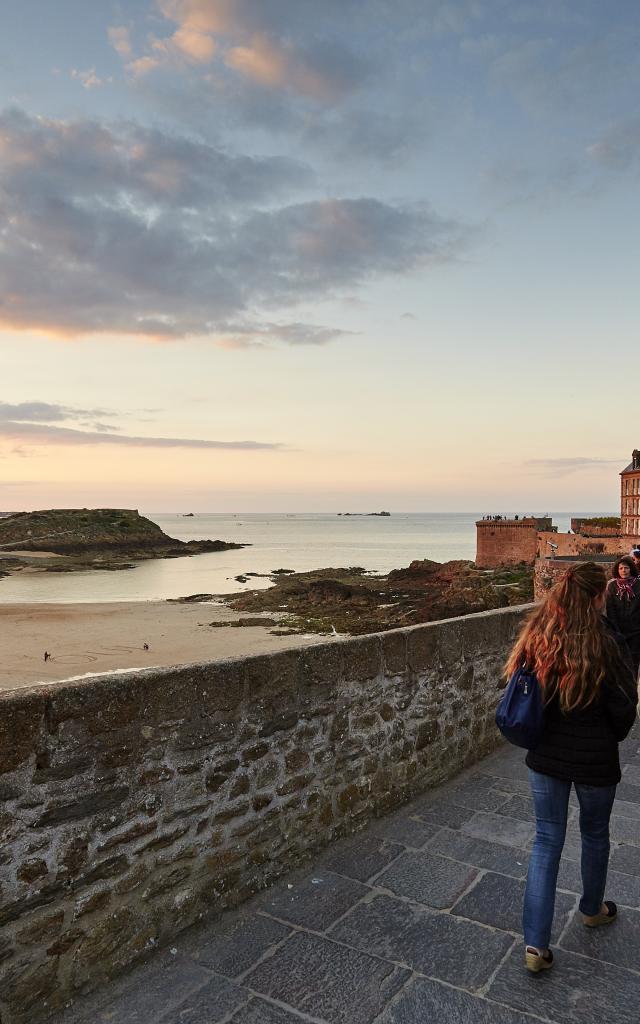 Promenade Sur Les Remparts St Malo Alexandre Lamoureux 12132