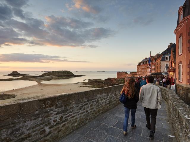 Promenade Sur Les Remparts St Malo Alexandre Lamoureux 12132
