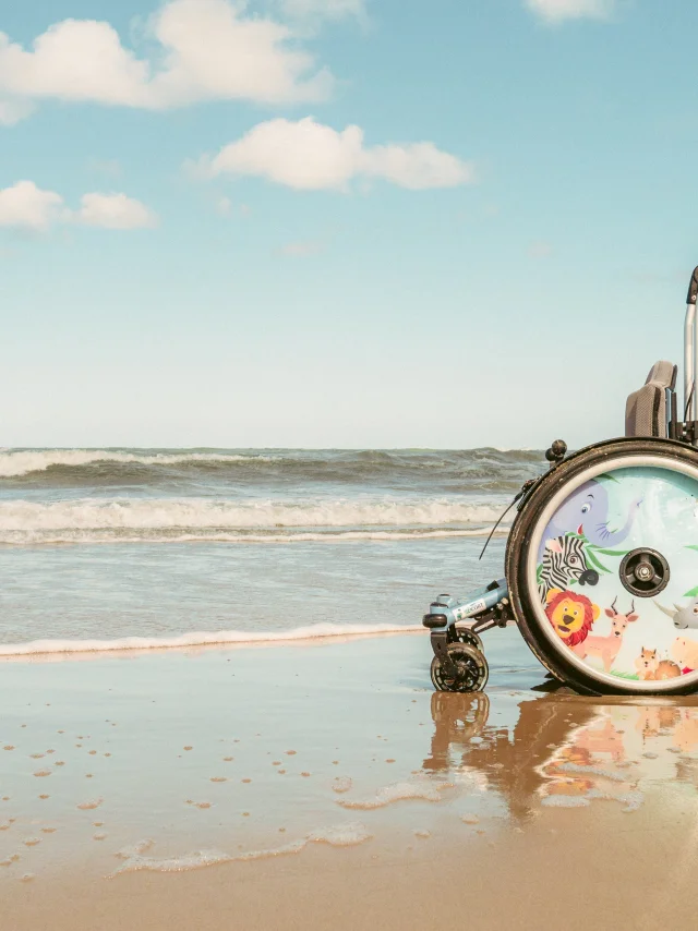 Accessibilité aux personnes à mobilité réduite sur la plage.