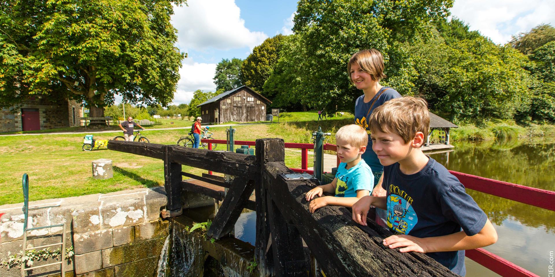 Simon Bourcier Famille Le Long Du Canal Hede Bazouges Simon Bourcier 6694