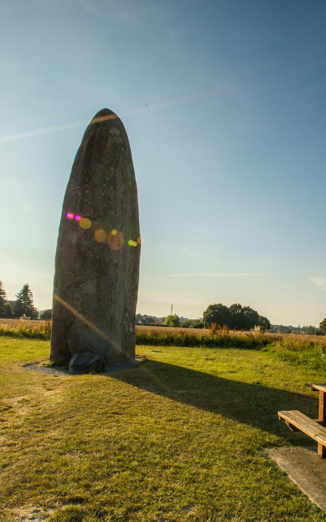 Menhir_du_Champ-Dolent_-_Dol-de-Bretagne-Simon_Bourcier-908
