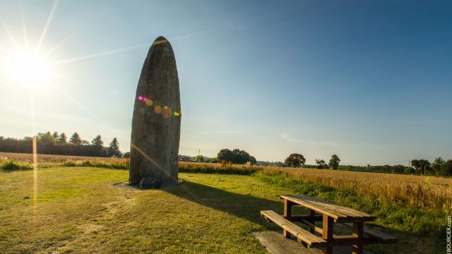 Menhir_du_Champ-Dolent_-_Dol-de-Bretagne-Simon_Bourcier-908
