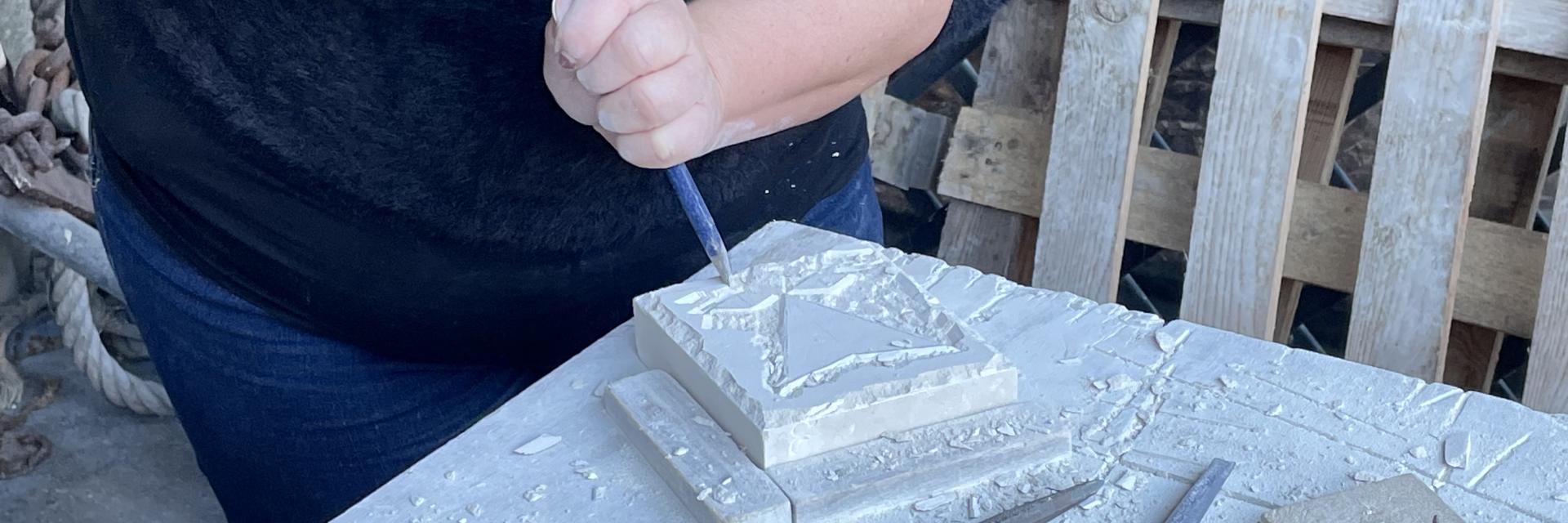 Atelier Taille De Pierre Maureen Au Travail