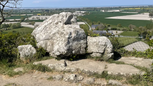 Siège Du Diable Mont Dol