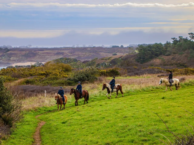 ©SMBMSM - Paseo a caballo - Les Douets Fleuris - Anse du Guesclin - Saint-Coulomb