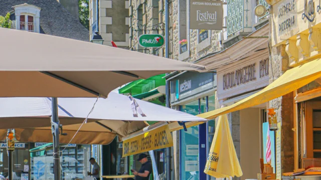 Vue du centre ville de Combourg avec les commerces