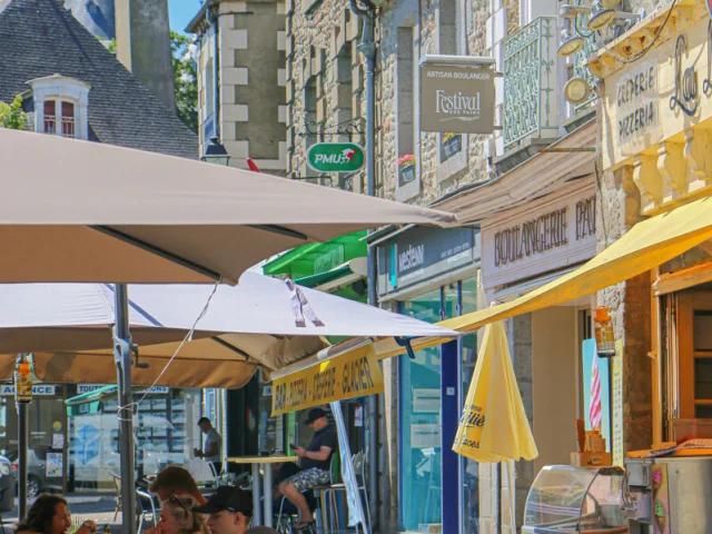 Vue du centre ville de Combourg avec les commerces