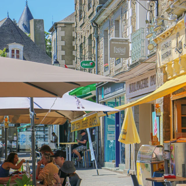 Vue du centre ville de Combourg avec les commerces