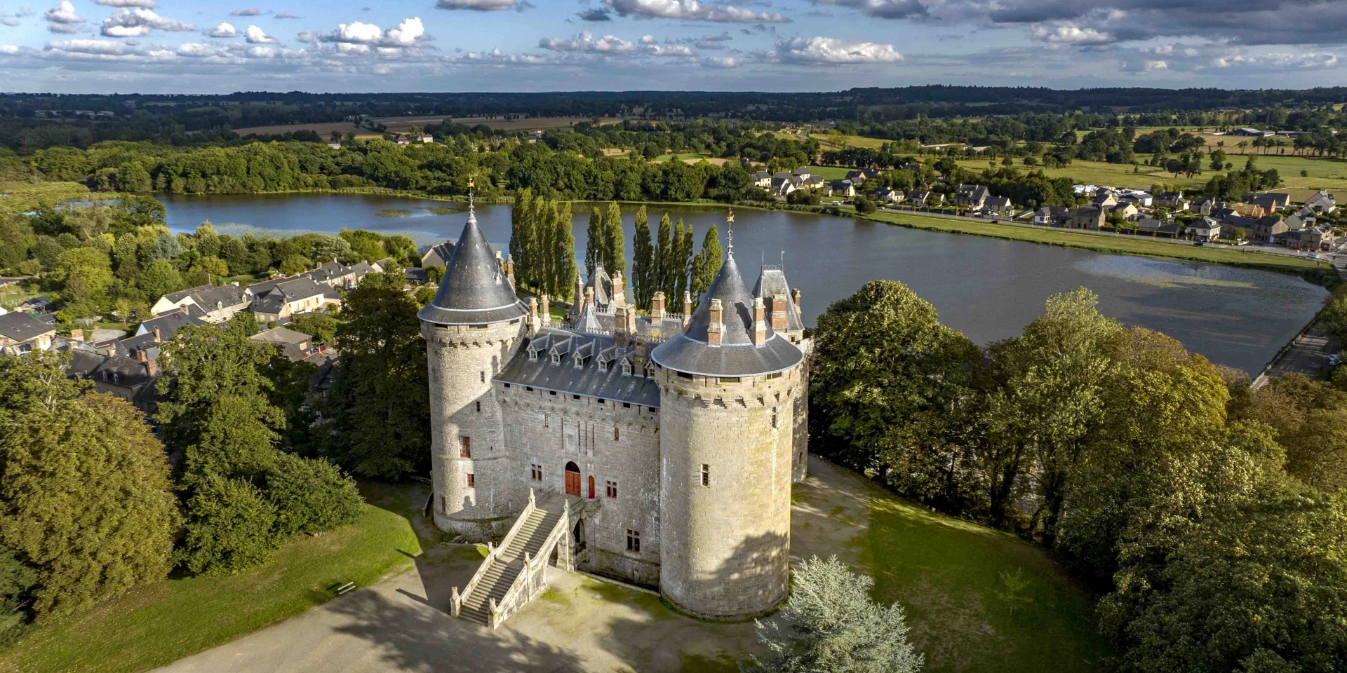 Le château de Combourg Au bord du lac Tranquille, au milieu d’un cadre naturel paisible, à Combourg, se dresse le fameux château où demeure, durant quelques années, l’écrivain François-René de Chateaubriand. Vue du ciel.