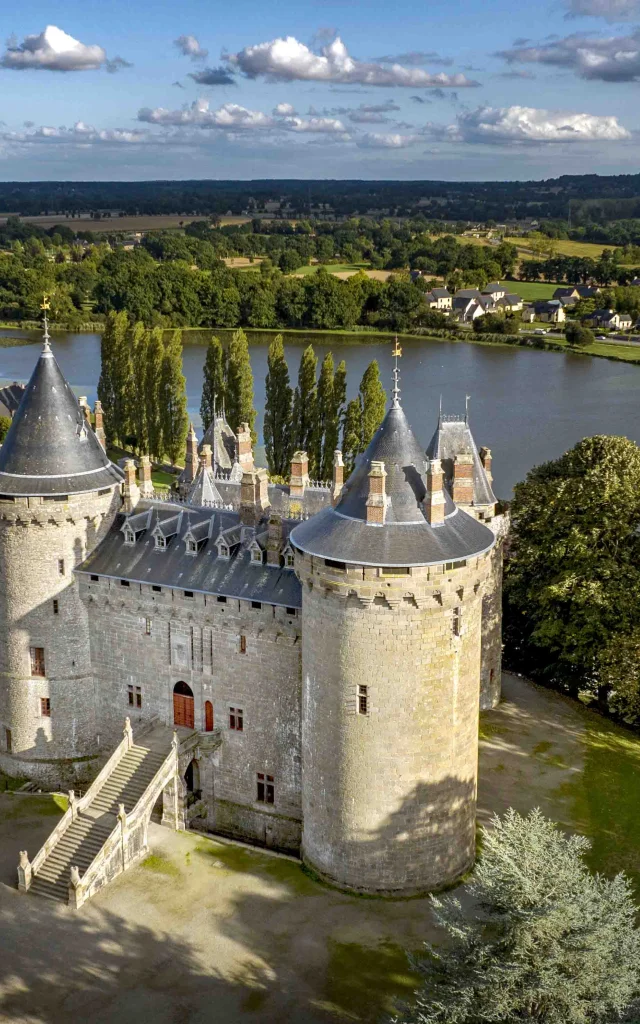 Le château de Combourg Au bord du lac Tranquille, au milieu d’un cadre naturel paisible, à Combourg, se dresse le fameux château où demeure, durant quelques années, l’écrivain François-René de Chateaubriand. Vue du ciel.