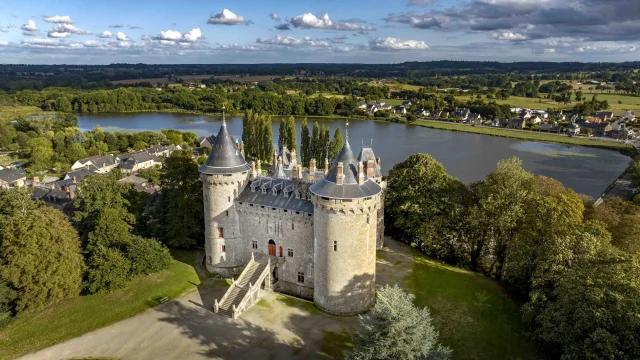 Le château de Combourg Au bord du lac Tranquille, au milieu d’un cadre naturel paisible, à Combourg, se dresse le fameux château où demeure, durant quelques années, l’écrivain François-René de Chateaubriand. Vue du ciel.