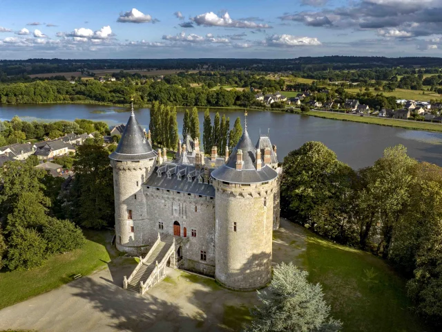 Le château de Combourg Au bord du lac Tranquille, au milieu d’un cadre naturel paisible, à Combourg, se dresse le fameux château où demeure, durant quelques années, l’écrivain François-René de Chateaubriand. Vue du ciel.
