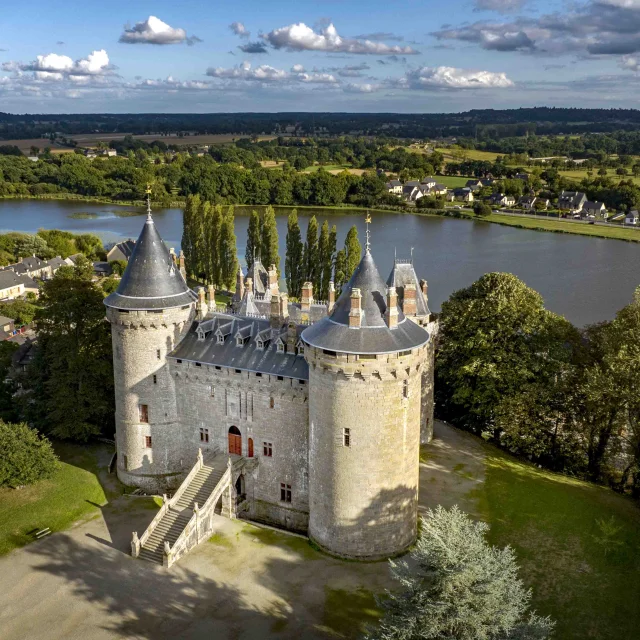 Le château de Combourg Au bord du lac Tranquille, au milieu d’un cadre naturel paisible, à Combourg, se dresse le fameux château où demeure, durant quelques années, l’écrivain François-René de Chateaubriand. Vue du ciel.
