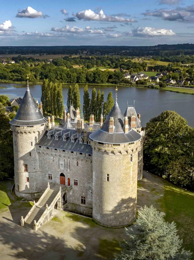 Le château de Combourg Au bord du lac Tranquille, au milieu d’un cadre naturel paisible, à Combourg, se dresse le fameux château où demeure, durant quelques années, l’écrivain François-René de Chateaubriand. Vue du ciel.