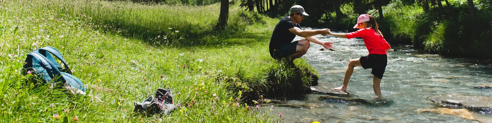 ause en famille dans le ruisseau du Monal à Sainte-Foy-Tarentaise pendant une randonnée estivale