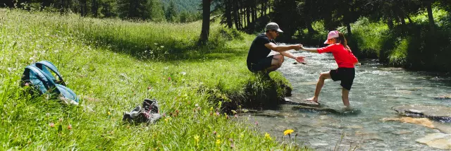 ause en famille dans le ruisseau du Monal à Sainte-Foy-Tarentaise pendant une randonnée estivale