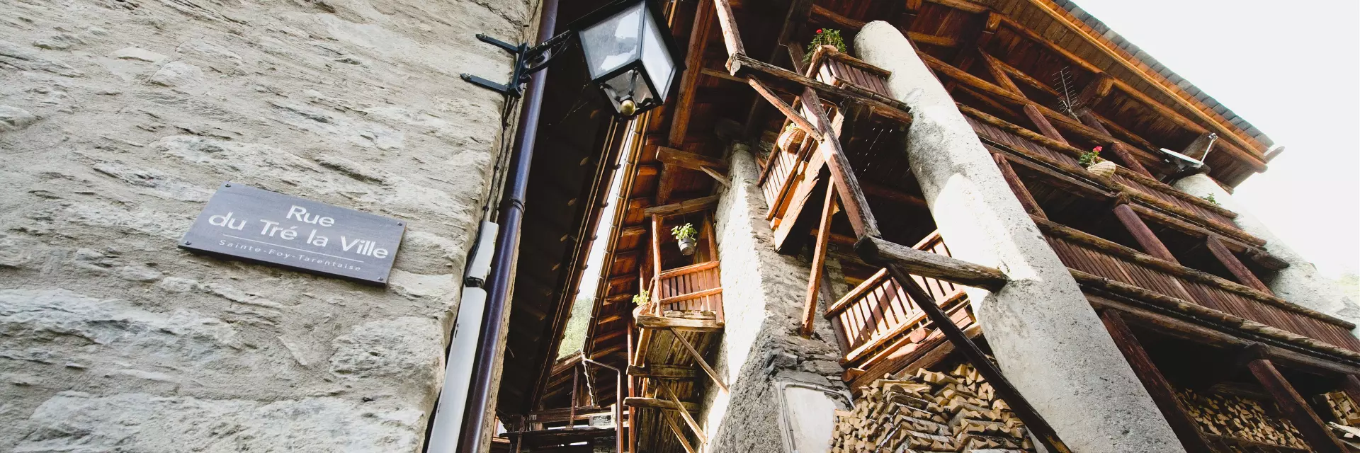 Rues pittoresques du hameau du Miroir à Sainte-Foy-Tarentaise, ambiance authentique et montagnarde