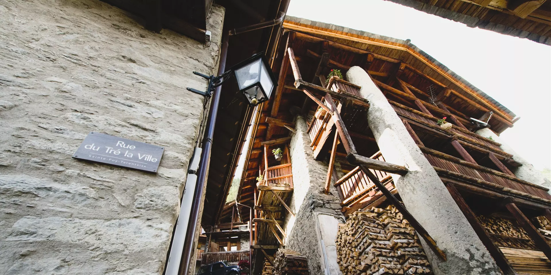 Rues pittoresques du hameau du Miroir à Sainte-Foy-Tarentaise, ambiance authentique et montagnarde