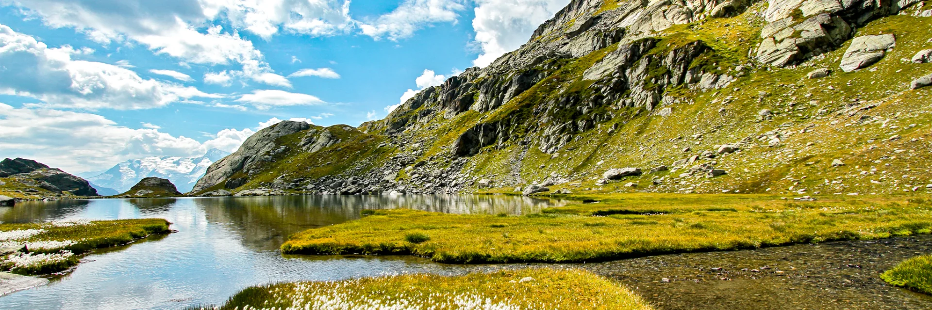 Lac du Petit à Sainte-Foy-Tarentaise, cadre idyllique et paisible en altitude, entouré de montagnes